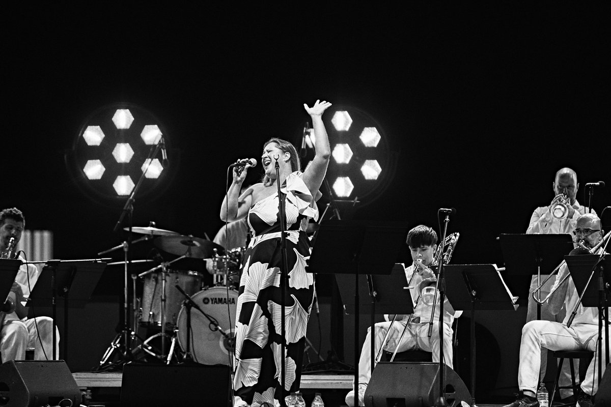 La nostra illa s’estima el jazz. Anit es va fer palès amb dos grans actuacions: estàndars de la Big Band Ciutat d’Eivissa &amp; fusió del Joan Barbé Group + ‘jam’ inoblidable al JazzTá Bé. ¡Quin goig!