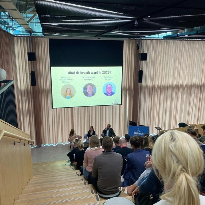 silverbean's tweet image. Mic drop at Affilifest North! 🎤💥

A huge shoutout to Rebecca Marley who moderated a panel at #Affilifest yesterday. 

She led an insightful discussion withBEAUTY BAY and boohoo on the future of partnerships and what brands want in 2025.

Thank you to everyone who attended!