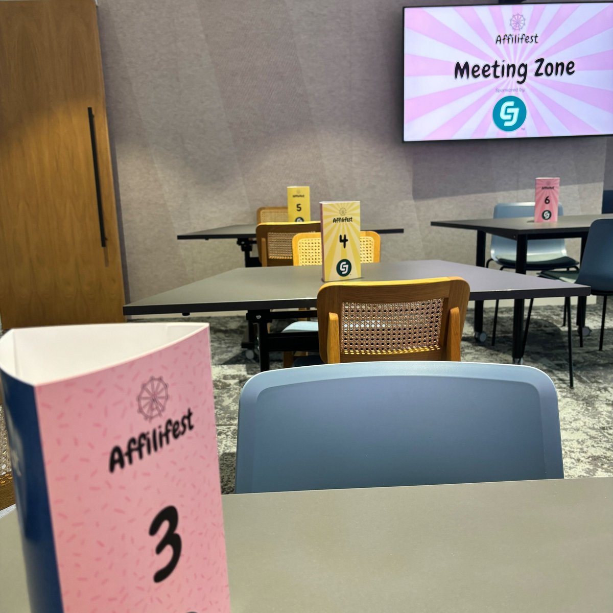 silverbean's tweet image. Mic drop at Affilifest North! 🎤💥

A huge shoutout to Rebecca Marley who moderated a panel at #Affilifest yesterday. 

She led an insightful discussion withBEAUTY BAY and boohoo on the future of partnerships and what brands want in 2025.

Thank you to everyone who attended!