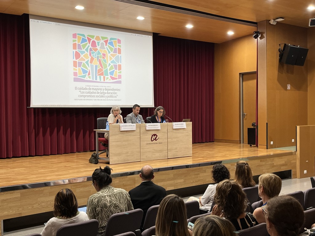 🆕Com es pot incidir en l’actual model de cures per millorar-lo? Això és el que vol determinar la segona edició del Congrés Internacional La Cura de les Persones Grans i Dependents. Amb prop de cent participants, la trobada se celebra avui i demà a la #URV.