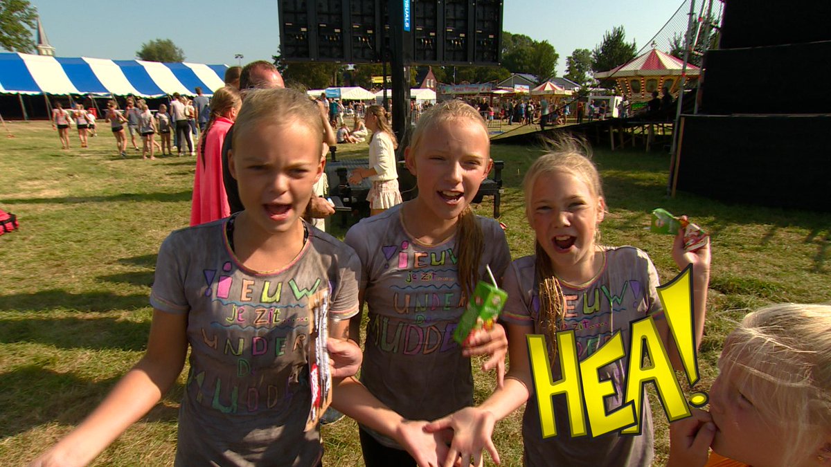 Felice, Sanne en Elena fleane dwers troch de drek op de drekrace yn Heech. #HEA! #omropfryslan sjoch hjir de útstjoering: omropfryslan.nl/fy/tv/ofleveri…