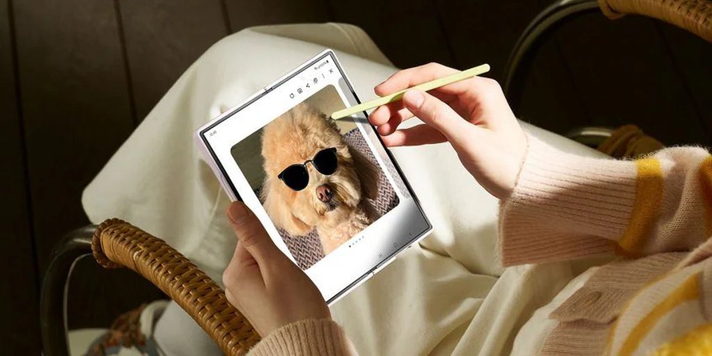 TribeITs's tweet photo. Samsung llena sus 'gadgets' de IA y anuncia ordenadores y proyectores https://t.co/Pf5ReiH4PW https://t.co/ZDiraCaxvV