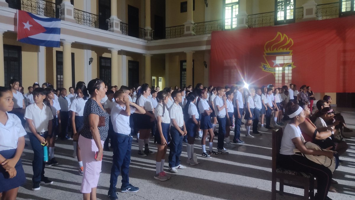 ➡️En el antiguo Colegio San Lorenzo, uno de los escenarios principales del levantamiento popular armado del 5 de septiembre d 1957 d #Cienfuegos se reverenció a los héroes y mártires q ofrendaron sus vidas en la epopeya local🇨🇺❤️
#TenemosMemoria 
#Epopeya5deSeptiembre