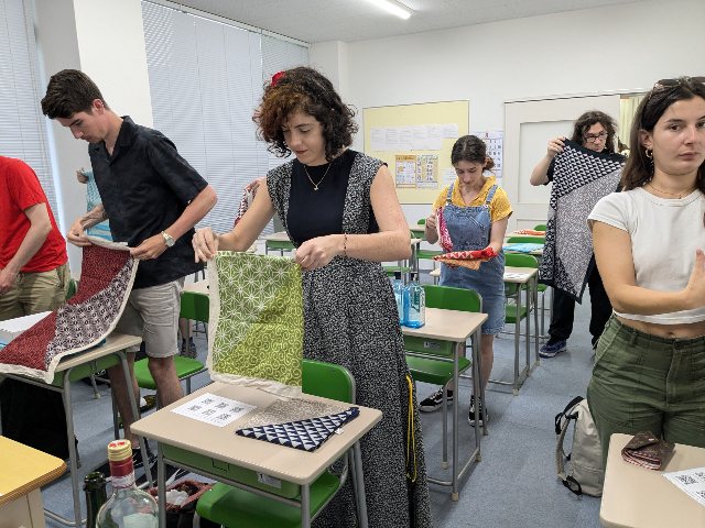 furoshikible's tweet photo. 風呂敷を畳んで日本の心を体得♪
GoGoWorld2024年7月風呂敷ワークショップ
風呂敷ブログ継続5569日
#furoshiki #japaneseculture  #furoshikisensei #風呂敷 #学校教育 #風呂敷文化研究家 #ふろしきから学ぶ日本文化  #風呂敷講座 #ワークショップ #留学生 #外国人 #学生 #日本文化体験 #gogoworld https://t.co/frftpdXPrj