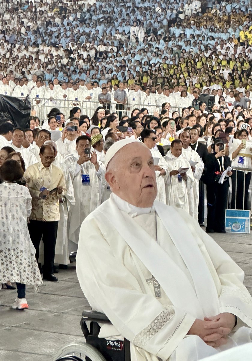 #PapaFrancesco in preghiera a Maria dopo la messa nello Stadio Gelora Bung Karno di #Jakarta #Indonesia