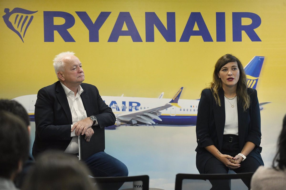 ProfTurismo's tweet photo. Ryanair carga contra el aumento de las tasas de Aena y le acusa de ralentizar el crecimiento del tráfico en España https://t.co/FDMmg01ztl https://t.co/HUcTv9Q5BV