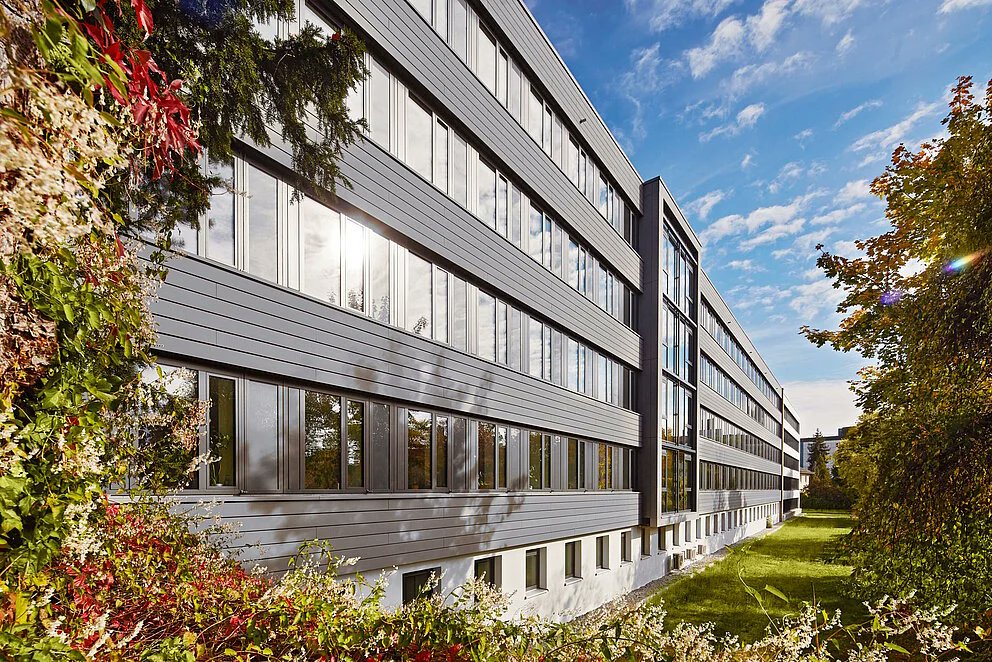 🏗️ #BestPractice: Das Landratsamt Dillingen zeigt, dass eine energetische Modernisierung kommunaler Bestandsgebäude mit seriellen Sanierungslösungen in kurzer Zeit u. bei laufendem Betrieb möglich ist! ⏳

Mehr 👉energiesprong.de/projekte-anbie…

#Architektur #Sanierung #serielleSanierung