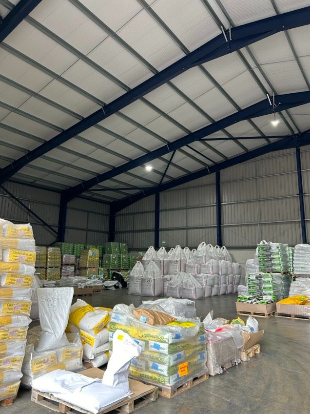 UnitedOilseeds's tweet photo. South Cambs today. Seed chased @ 9am, in the ground by lunch! Anglia Area Manager Peter Collier providing exceptional service. His grower called, he picked up the PI Pinnacle #OSR @grainseed & delivered it to farm. Loaded up & sowing by midday! #FarmDelivery #ExceptionalService https://t.co/7ssNDOlbJM
