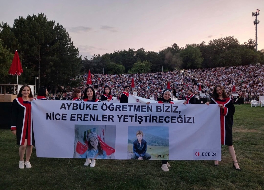 ODTÜ mezuniyet töreninden bir pankart:
Aybüke Öğretmen biziz, nice Erenler yetiştireceğiz!