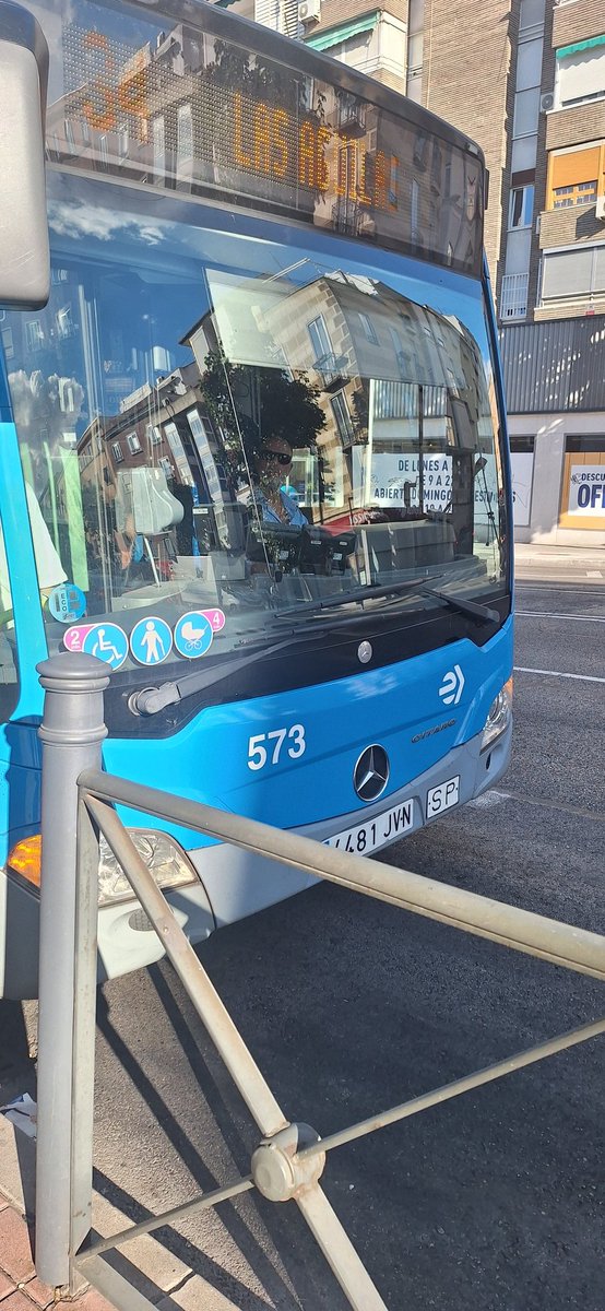 MonicadeMadrid's tweet photo. .@EMTincidencias @EMTmadrid sept.el conductor del 34, en parada 329( Marqués de Vadillo) cerró mientras yo subía y las puertas me golpearon. No se disculpó, no me preguntó si me había hecho daño. Le dije que me había golpeado y ni me contestó. #emt X favor compruébenlo.n°bus 573 https://t.co/Q0wPjVsAHQ