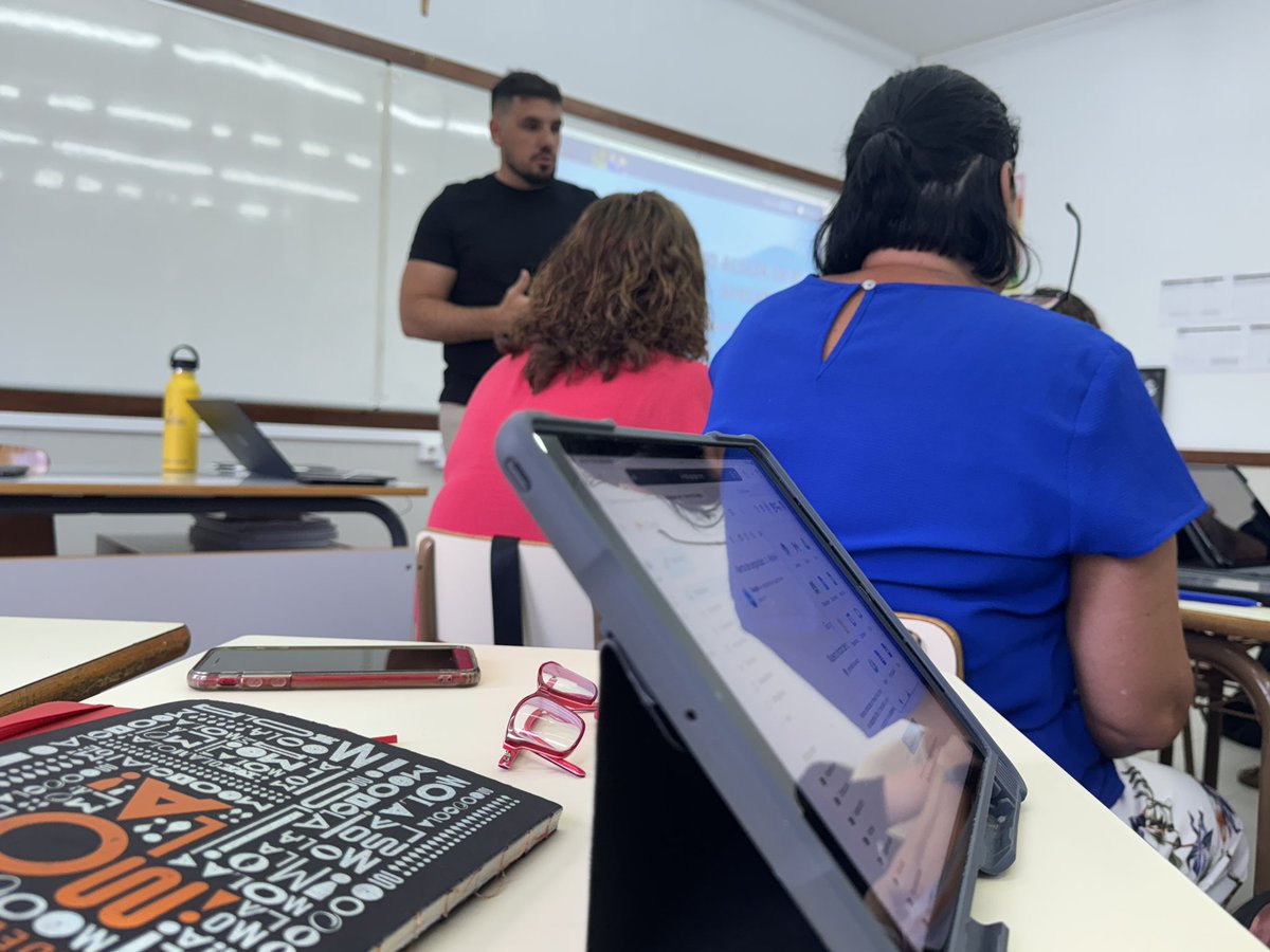 Buen Consejo La Laguna (@buenconsejoll) on Twitter photo El profesorado realizando jornada de #formación en competencia digital con uso de dispositivos #iPad de la mano del experto de <a href="/bananaeducacion/">Banana Educacion</a> <a href="/Marcos_Ascanio/">Marcos Ascanio</a> El profesorado realizando jornada de #formación en competencia digital con uso de dispositivos #iPad de la mano del experto de <a href="/bananaeducacion/">Banana Educacion</a> <a href="/Marcos_Ascanio/">Marcos Ascanio</a>