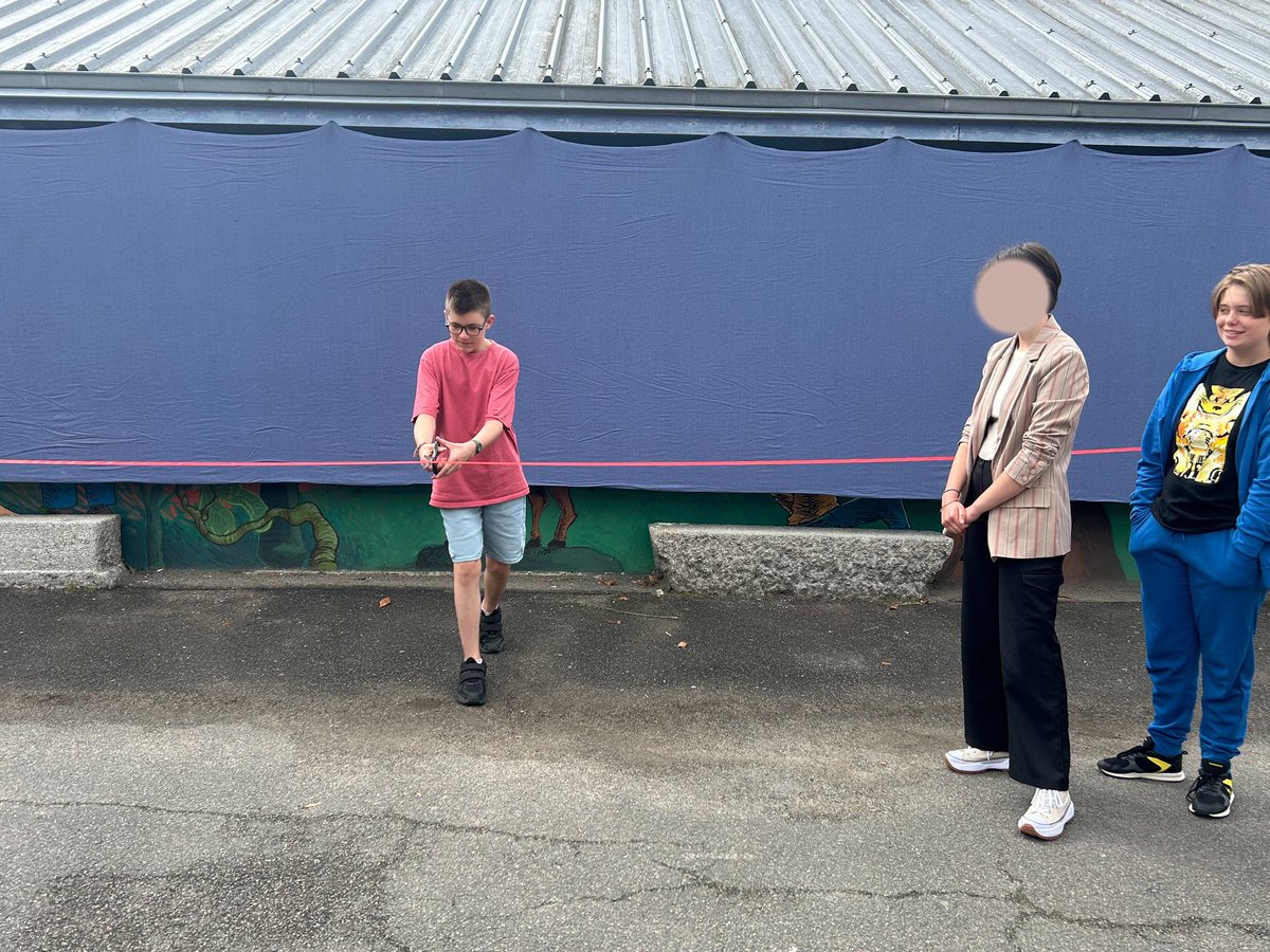 🎒 C’est la rentrée ! Quelle meilleure façon de commencer l’année que de découvrir la superbe fresque murale réalisée par nos élèves et notre professeur talentueux ? 🌟 
Un grand bravo pour leur créativité !

#Rentrée2024 #ArtÀLEcole 

<a href="/Celinebisson2/">Celine bisson</a> 
<a href="/DSDEN79/">DSDEN Deux-Sèvres</a> 
<a href="/acpoitiers/">Académie de Poitiers</a>