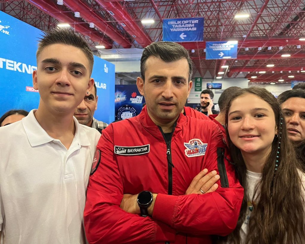 Dünyanın en büyük Havacılık, Uzay ve Teknoloji Festivali olan ve Milli Teknoloji Hamlesinin sınırlarını dünyaya ulaştıran #teknofest de pozumuzu Sn. Selçuk Bayraktar ile birlikte verdik.  
@dagozlem 
<a href="/fatlihann/">Fırat atlıhan</a> 
<a href="/ozgeeasln/">Özge ASLAN</a> 
<a href="/savasboyar/">Savaş Boyar</a> 
<a href="/nurdanzorer/">Nurdan Gundogdu</a>