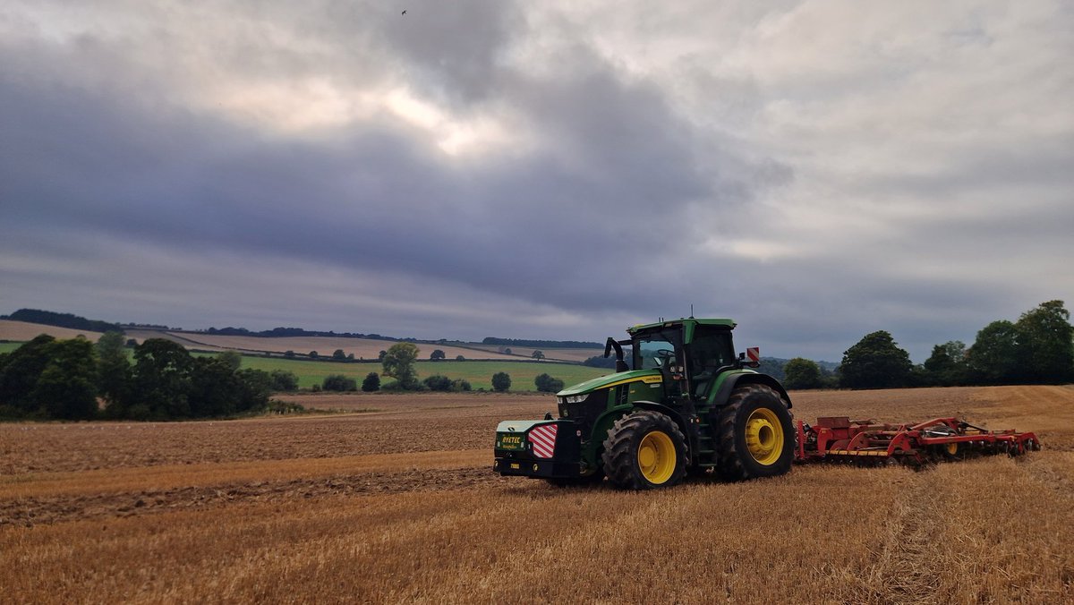 bencm305's tweet image. I had a chance encounter with a stranger this week, and I want to tell you guys about it....
Monday just gone, I had just filled the tractor up with diesel, changed metal on the cultivator and heading out the yard to get on with the day.
There is a footpath that runs through…