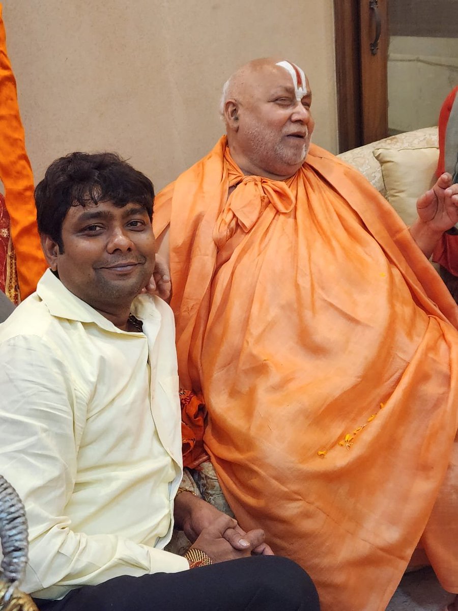 गुरु पूर्णिमा के पावन अवसर पर सभी गुरुओं को सादर नमन। 🙏

गुरु वो दीपक हैं, जो हमारे जीवन को ज्ञान की रोशनी से आलोकित करते हैं। उनके आशीर्वाद और शिक्षाओं से ही हम सही मार्ग पर चल पाते हैं।  

सभी महान गुरुओं को श्रद्धा से नमन, 

आप सभी को गुरु पूर्णिमा की हार्दिक शुभकामनाएं! 🙏🌸