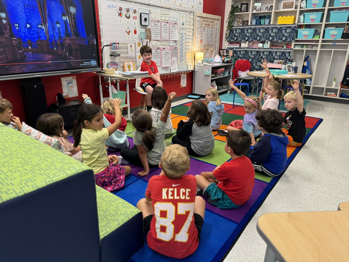 Molly_Capps's tweet image. I don’t even know how to explain what all we do at our school for children. My own kiddo- 6 years old- is leading Good Things this morning. #ohmyheart #WeAreCKH #EXCELtogether #ProudMama #ProudPrincipal #ThisIsHowWeDoBusiness #WeAreMcDeeds
