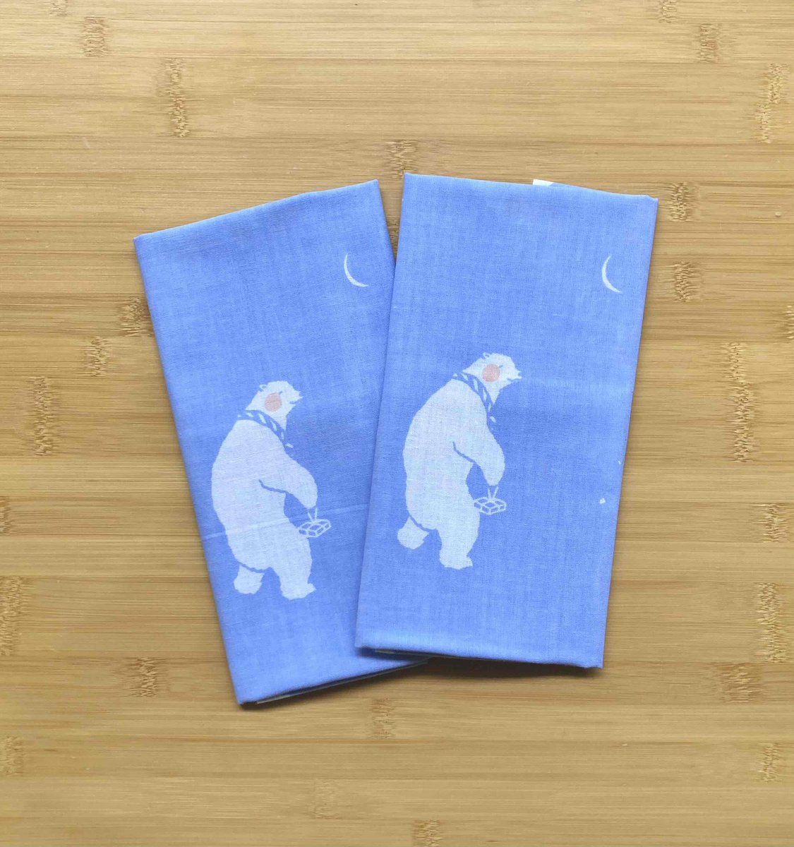 amanatsushoten2's tweet image. 三日月の夜
お土産持って
千鳥足　

@wakanainoue1 さんの
「chidoriashi2」
#tenugui #手ぬぐい 
#しろくま #白熊 #シロクマ 
#本と手ぬぐい9