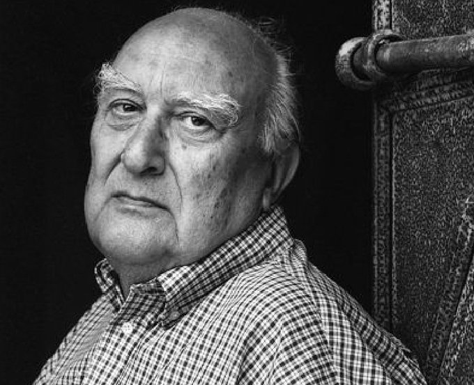 Antonio79B's tweet photo. "Non basta leggere, bisognerebbe anche capire. Ma capire è un lusso che non tutti possono permettersi".

Oggi nel 1925 nasceva lo scrittore, regista e sceneggiatore #AndreaCamilleri.

#6settembre. https://t.co/Li0HtEiKOn