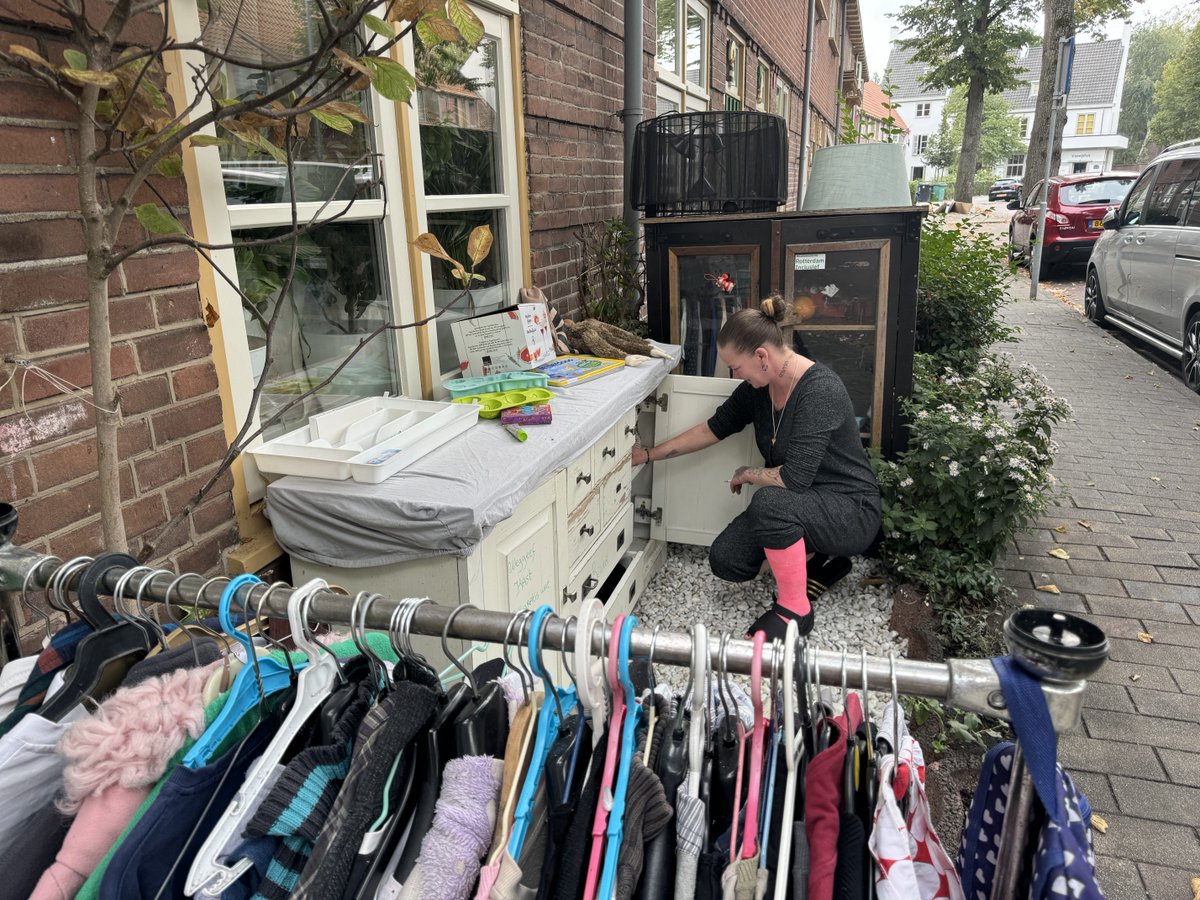 openrotterdam's tweet photo. Eรฉn voortuin in Vreewijk springt wel heel erg in het oog. Hier zijn geen planten of bijzondere bloemen te vinden, maar menstruatieproducten, kinderschoenen, een warme trui of gewoon een zak sperziebonen โค๏ธ
#open010 #vreewijk #rotterdam
https://t.co/WRV4TTBdnQ https://t.co/jIVf1q26h2