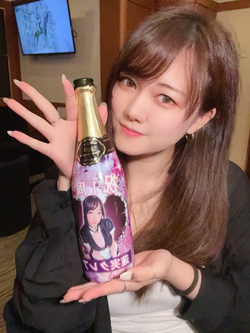 本日届きたてほやほやのB 1周年オリシャン みおちゃんが1本目を開けてくれたみたい これはいただいた画像 Bではみおちゃんとももちゃんがシャンパンを嗜んでいるぅ😳✨ https://t.co/mM6L