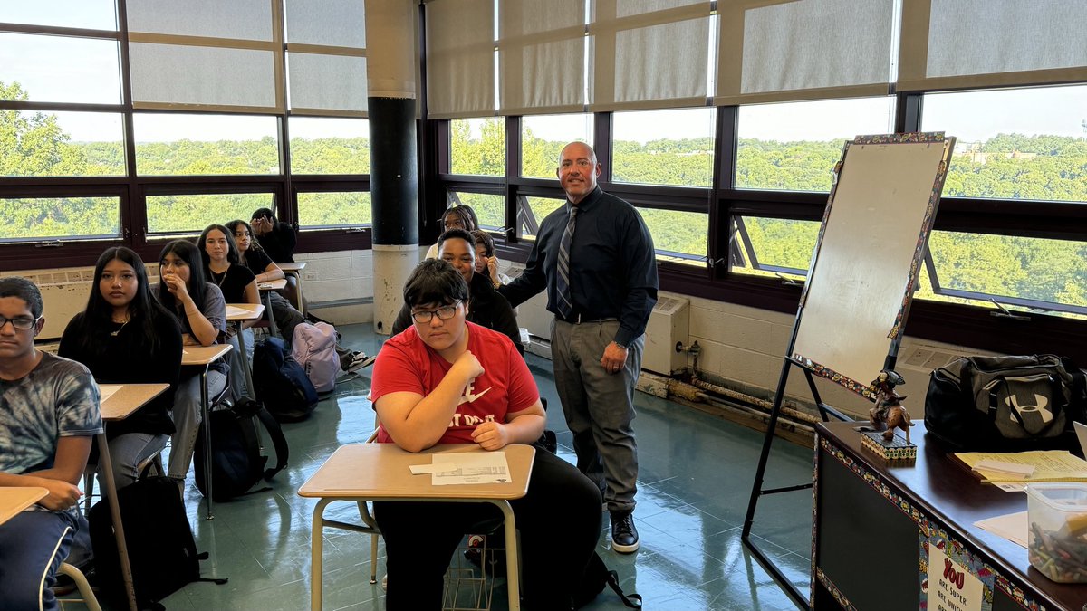 RcollinsJudon's tweet photo. Reviewing syllabi &amp; current events ⁦@LHS_Lancer⁩ ⁦@YonkersSchools⁩ Soc Stud Dept ⁦@AnibalSolerJr⁩ https://t.co/74KoUq6cXR