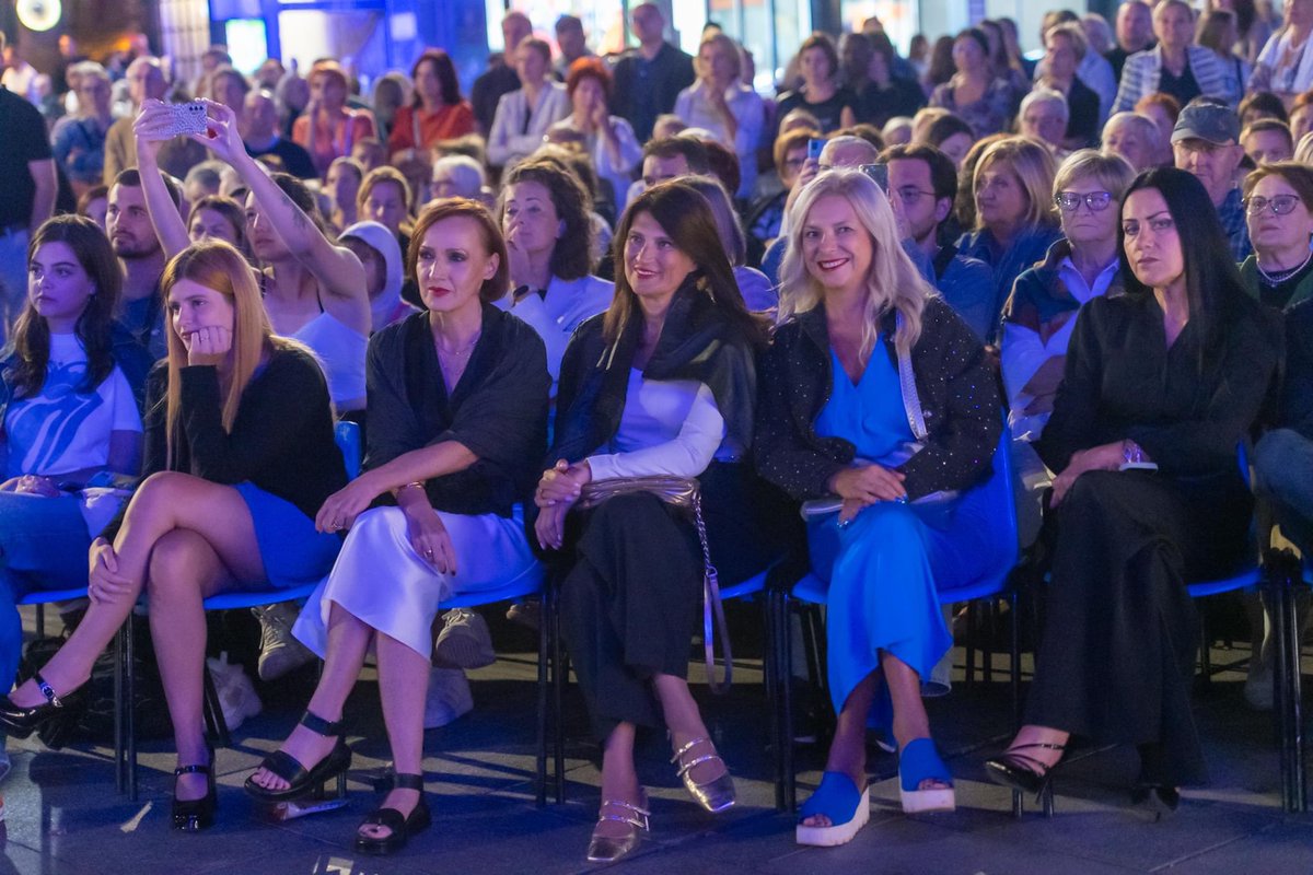 Specijalni program Narodnog pozorišta Sarajevo „Kultura na ulice 2024!“ sarajevskoj publici poklonio je još jedan jedinstven umjetnički doživljaj produkcijom ovog spektakularnog koncerta.

Photo: Velija Hasanbegović