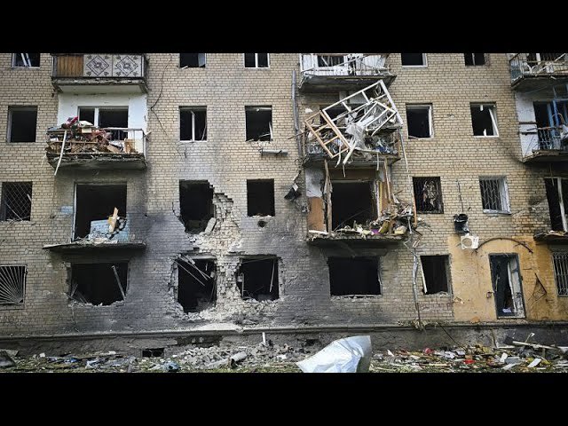 Ieri a Leopoli un missile ipersonico ha ucciso 7 persone e ne ha ferite 30. Il giorno prima a Poltava due missili russi hanno colpito edifici civili, tra i quali una scuola e un ospedale, uccidendo almeno 50 persone e ferendone oltre 200. Nelle stesse ore a Kharkiv un altro