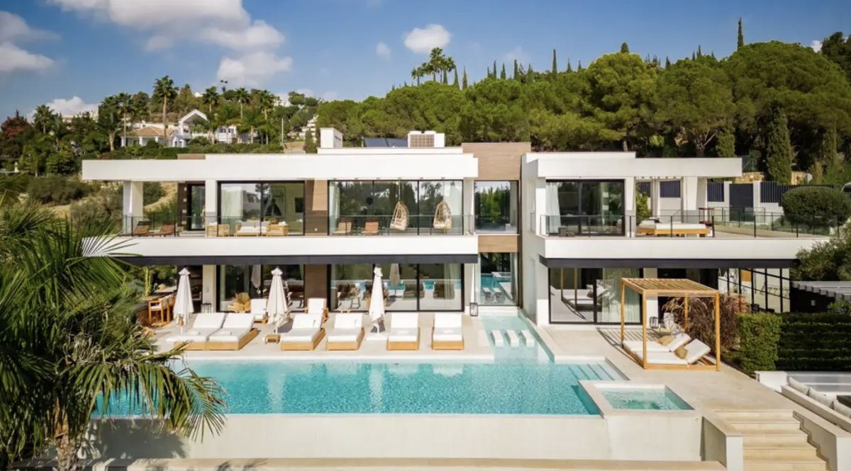 Indulge in #Marbella’s late summer radiance, where every sun-soaked moment is steeped in the refined elegance. Villa Arroyo is an exquisite villa featuring luxurious interiors, a heated pool, jacuzzi, and beautifully designed outdoor spaces. 

For more: edgeretreats.com/spain/marbella…