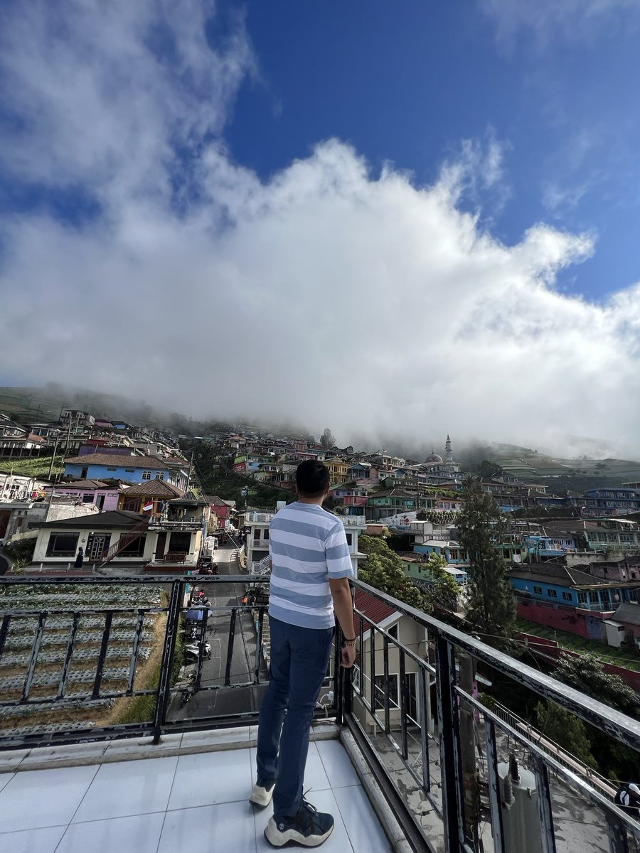 ramenow's tweet image. #NepalvanJava in #Magelang, #CentralJava #Indonesia is a beautiful &amp;amp; increasingly popular #touristdestination. It’s named #Nepal #vanJava because its #terraced #villages on the slopes of #Mount #Sumbing resemble the landscape of Nepal, particularly the area near the #Himalayas🏔️.