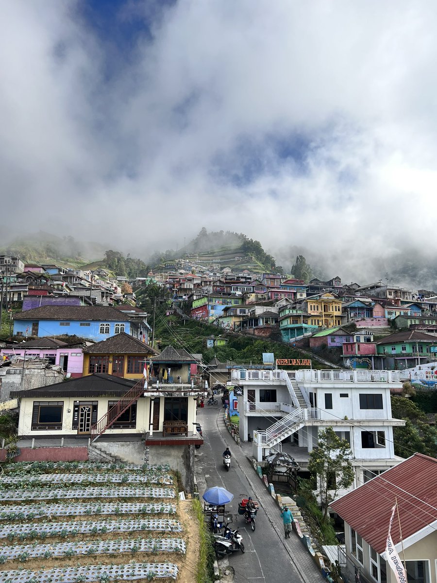 ramenow's tweet image. #NepalvanJava in #Magelang, #CentralJava #Indonesia is a beautiful &amp;amp; increasingly popular #touristdestination. It’s named #Nepal #vanJava because its #terraced #villages on the slopes of #Mount #Sumbing resemble the landscape of Nepal, particularly the area near the #Himalayas🏔️.