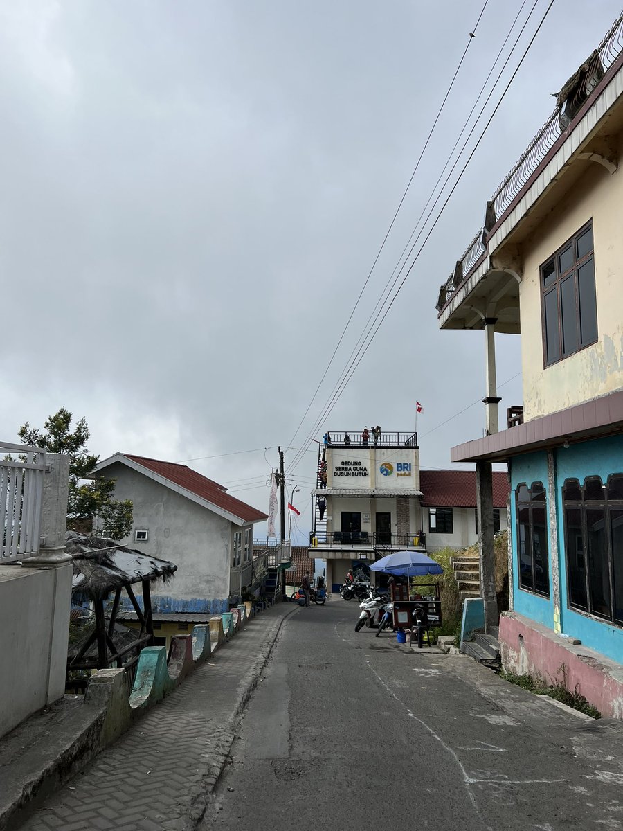 ramenow's tweet image. #NepalvanJava in #Magelang, #CentralJava #Indonesia is a beautiful &amp;amp; increasingly popular #touristdestination. It’s named #Nepal #vanJava because its #terraced #villages on the slopes of #Mount #Sumbing resemble the landscape of Nepal, particularly the area near the #Himalayas🏔️.