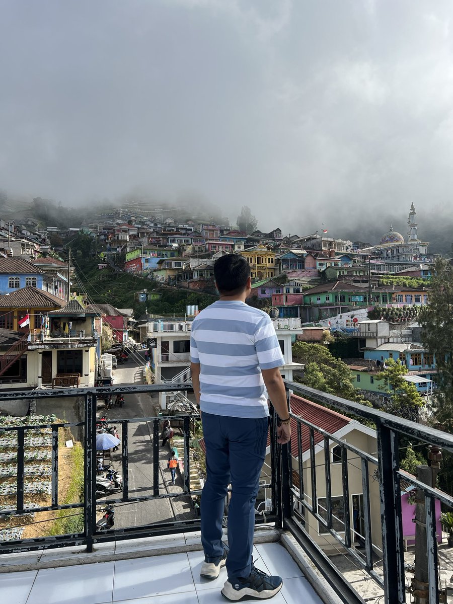 ramenow's tweet image. #NepalvanJava in #Magelang, #CentralJava #Indonesia is a beautiful &amp;amp; increasingly popular #touristdestination. It’s named #Nepal #vanJava because its #terraced #villages on the slopes of #Mount #Sumbing resemble the landscape of Nepal, particularly the area near the #Himalayas🏔️.