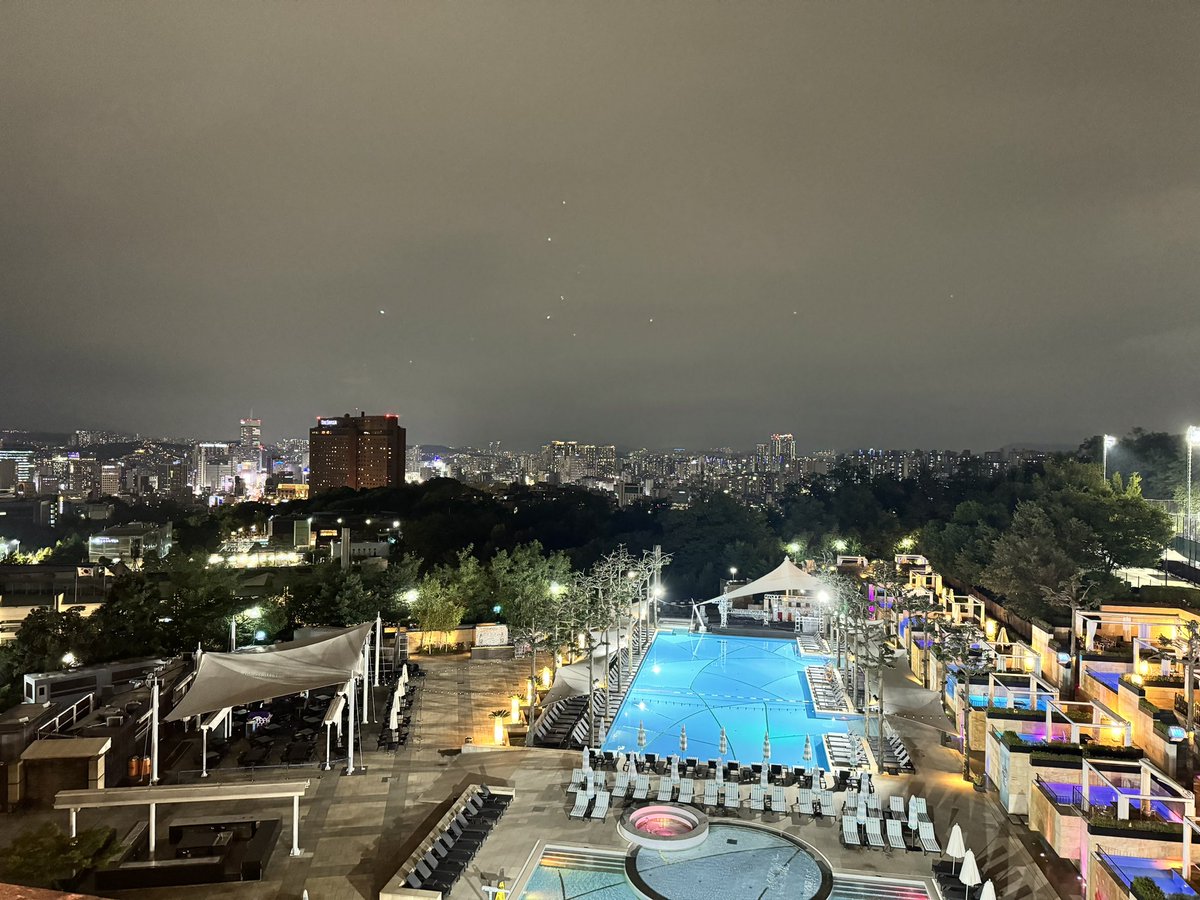 web3yukicrypto's tweet photo. The Crypto Odyssey with APAC Crypto Media !#Despread relax rooftop bar ! Yes ! #KBW2024 https://t.co/7fQ3Jgdrux