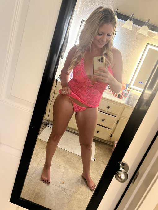 Thong or thong less Thursday today ? https://t.co/rEpy1efQNj