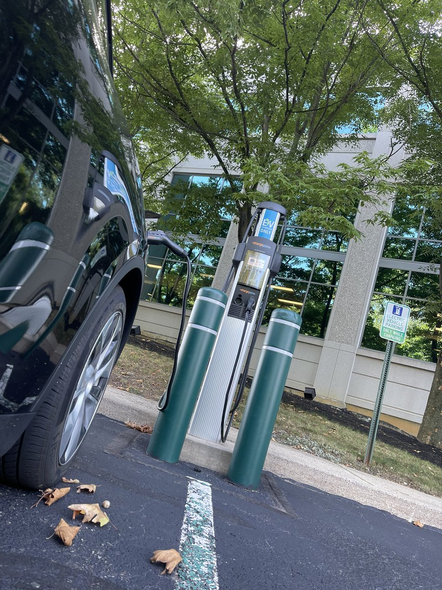 thechuckdriver's tweet image. Good Morning &amp;amp; Happy Thursday! ☀️ Signs of Fall are approaching 🍂 Just hooked the Tesla up for FREE at WORK with @ChargePointnet station! 😃⚡️🚗 #EVLife #WorkPerks #FallVibes