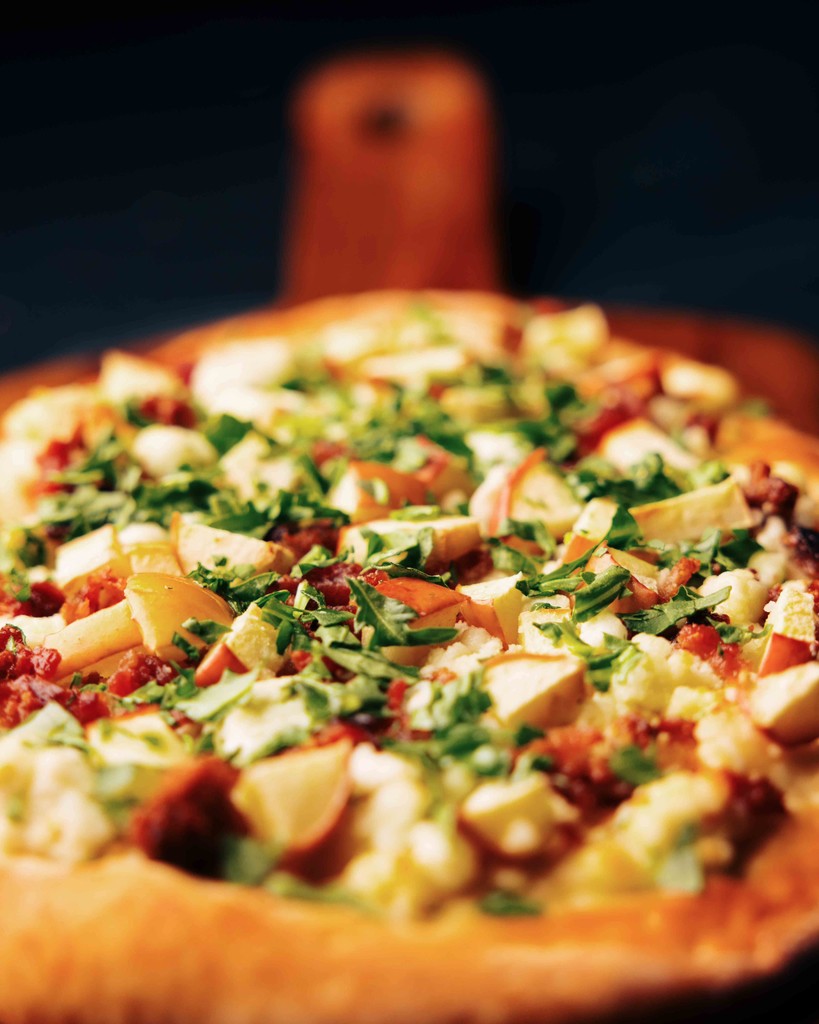 27clubcoffee's tweet image. Catchin’ feelings for our Apple Bacon Bliss Flat. 🤤

Pictured 📸:

•Apple Bacon Bliss Flat
Savory olive oil sauce + apples + bacon + fresh mozzarella + goat cheese + topped with arugula and hot honey

#27ClubCoffee #FallFoods #Cleveland