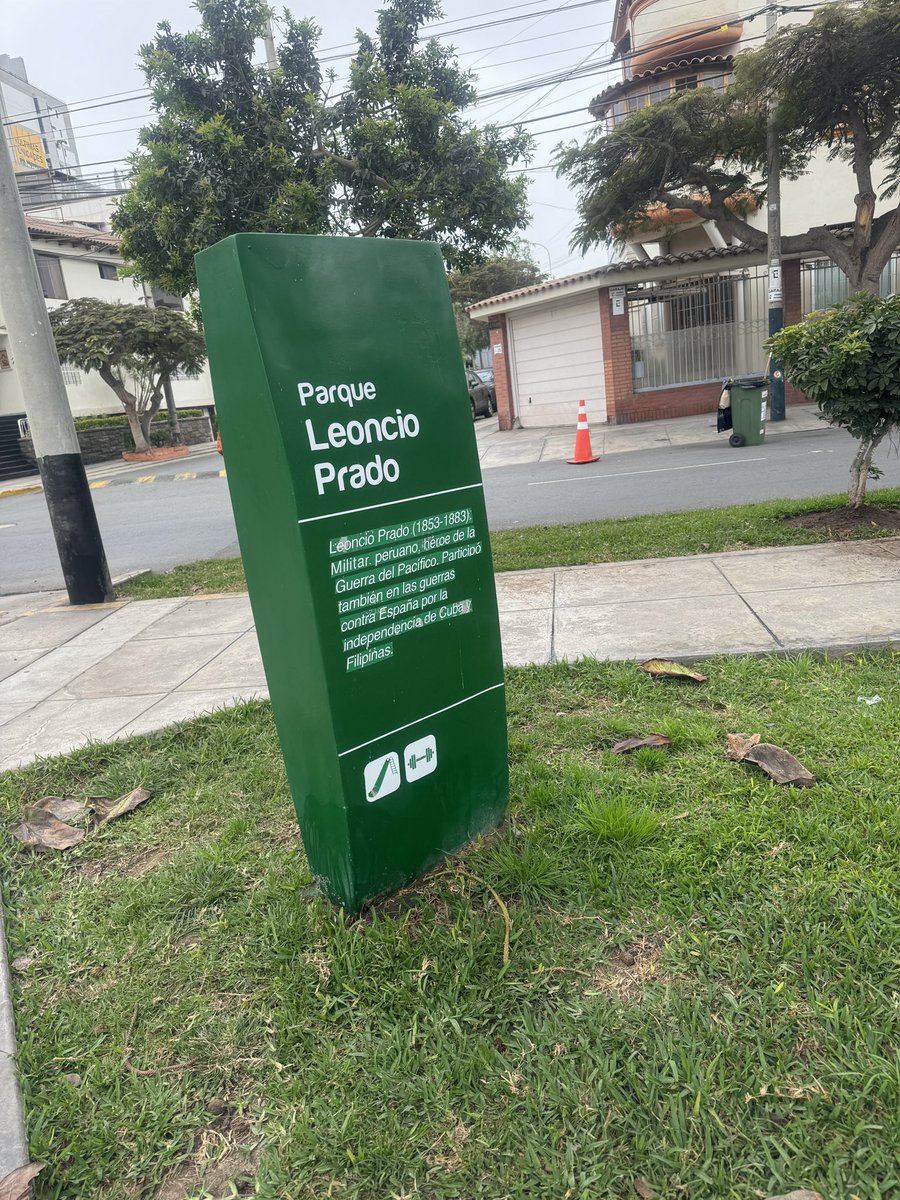 GMSSO's tweet photo. @MuniMiraflores #FiscalizacionMiraflores @Serenazgomirafl #VecinosMiraflorinos no es posible que en el #ParqueLeoncioPrado solo tengamos 3 tachos para basura. Hasta cuando?  Antes habían 8 tachos.  Encima uno roto.  Mientras que en otras áreas ponen innecesariamente 4 tachos. https://t.co/TeOC5BqGov