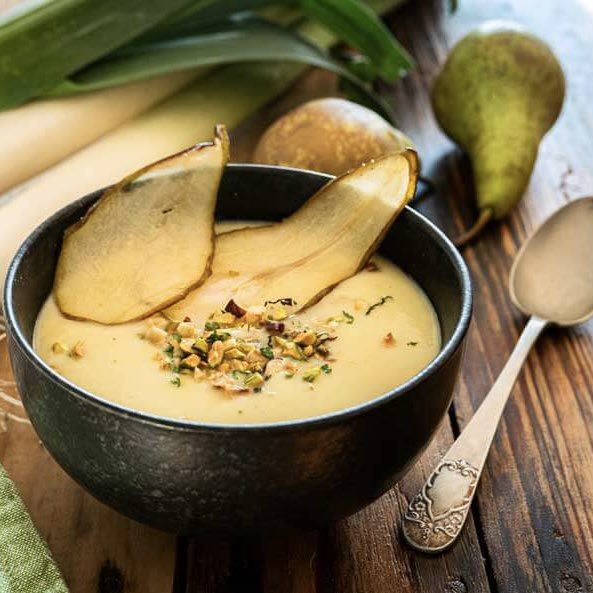 ᑕᖇEᗰᗩ ᗪE ᑭOᖇᖇO I ᑭEᖇᗩ

Ingredients ↓
・ 2 porros
・ 2 peres
・ 1 patata
・ 1 ceba
・ 500 ml de brou de verdures
・ 200 ml de llet o nata líquida (opcional)
・ Oli d’oliva verge extra
・ Sal
・ Pebre