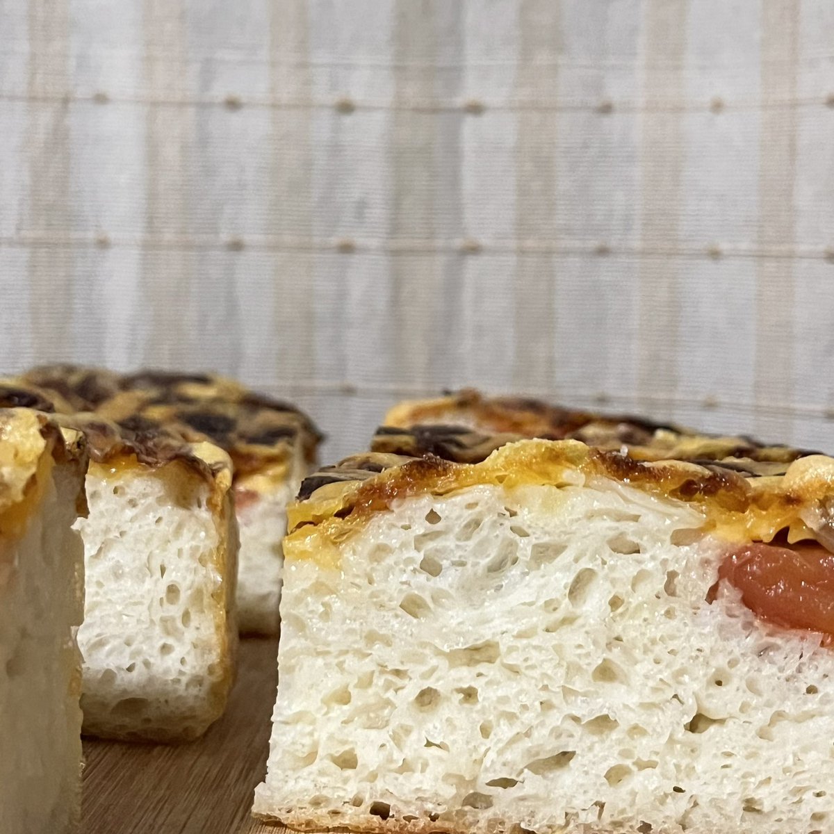 มีแต่พิมพ์เหลี่ยมแบบ 6*6 อบออกมา น้องเลยตัวสูง 😆 ที่บ้านมีมะเขือเทศกับหอมแดงเลยเอามาโรยหน้าด้วย ออกมาเหมือนฟอกัซซ่าเลย อร่อยแสงออกปาก