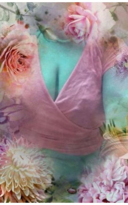 Art of the Day: "FLORAL PEARLS &amp; CLEAVAGE TO THE V". Buy at: https://t.co/Ne9dbmzgY2 https://t.co/QZ<a href="/tag/art"class="tags"><span>#art</span></a><a href="/tag/ass"class="tags"><span>#ass</span></a><a href="/tag/locs"class="tags"><span>#locs</span></a><a href="/tag/canvas"class="tags"><span>#canvas</span></a><a href="/tag/wagonwednesday"class="tags"><span>#wagonwednesday</span></a><a href="/tag/artpieces"class="tags"><span>#artpieces</span></a>