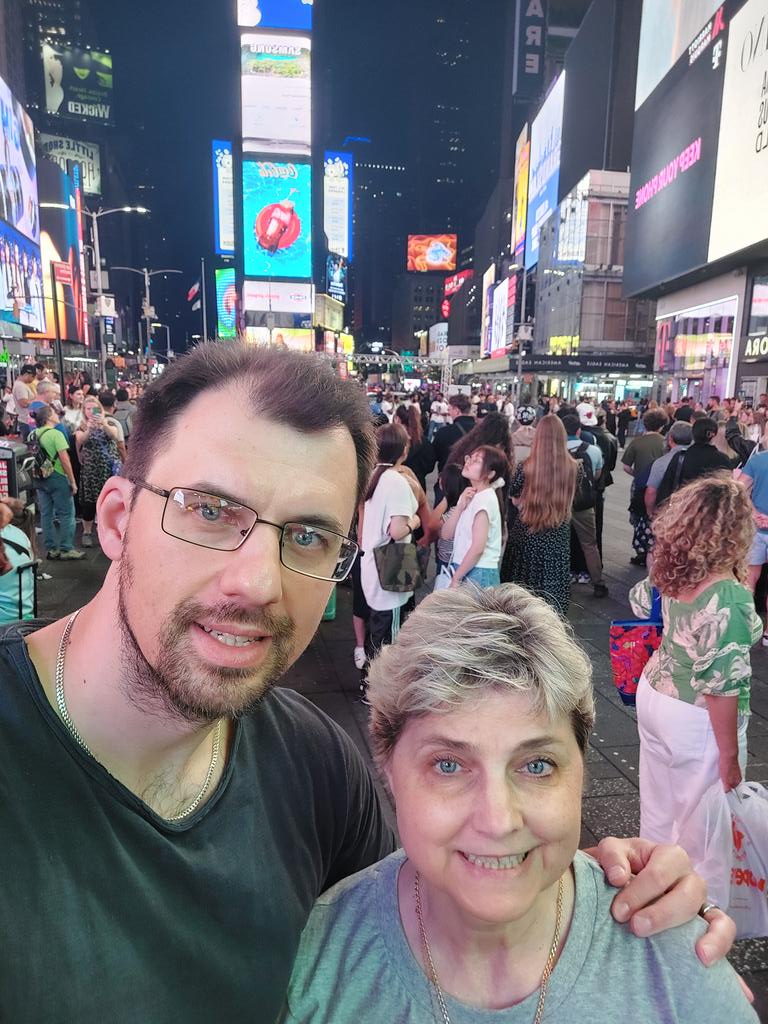 MFokin86's tweet photo. Greetings från två jetlag:ade turister första kvällen på Times Square. https://t.co/TNhQttq1qh