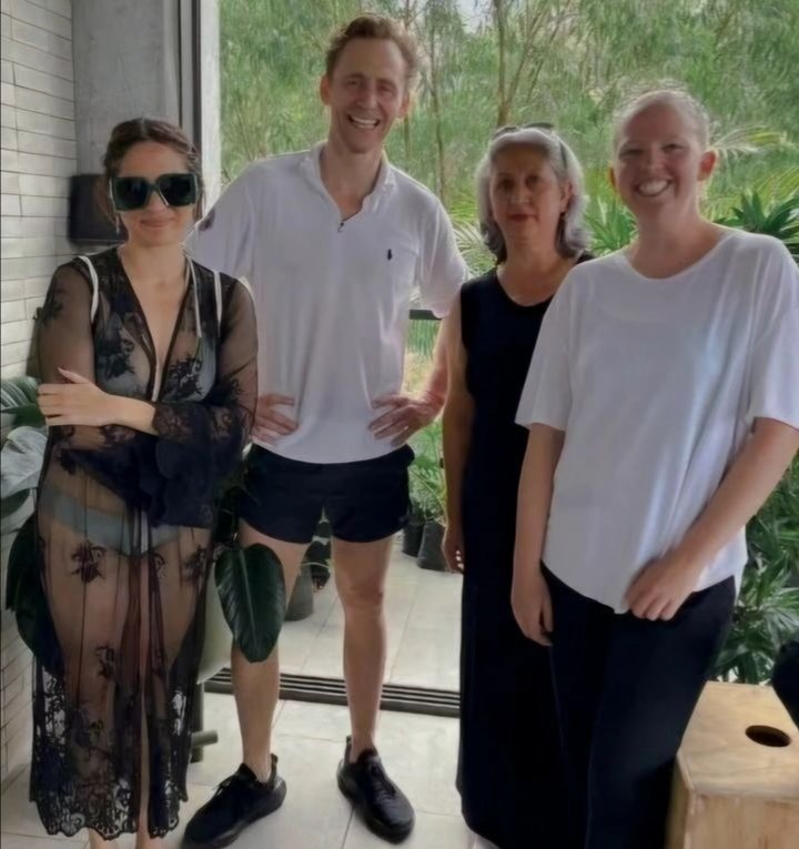 TomHidFansLATAM's tweet photo. NEW/OLD‼️
Tom durante sus primeros días en Medellín en Colombia.
¡sus piernas! 🤭
📷: monkeymmon.
#HiddlesNEWS #TomHiddleston #Hiddleston #HiddlesArmy #Hiddleslove #TheNightManager #TheNightManager2 #JonathanPine https://t.co/lA0uEtnwso