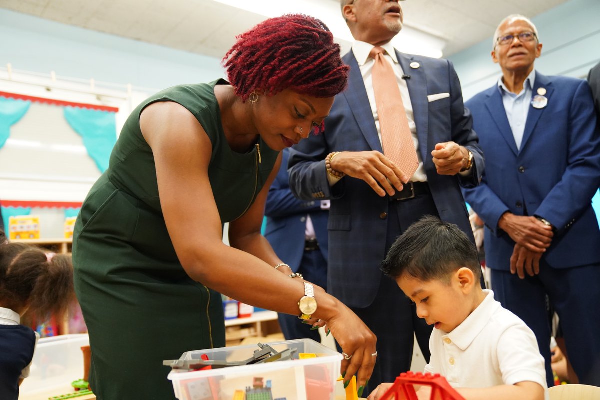 DOEChancellor's tweet image. The fun doesn’t stop on the #FirstDayofSchool!
Delighted to visit P.S. 028 in Washington Heights, where our early childhood program is making sure our youngest learners are set up for bright starts and bold futures.
#BacktoSchool