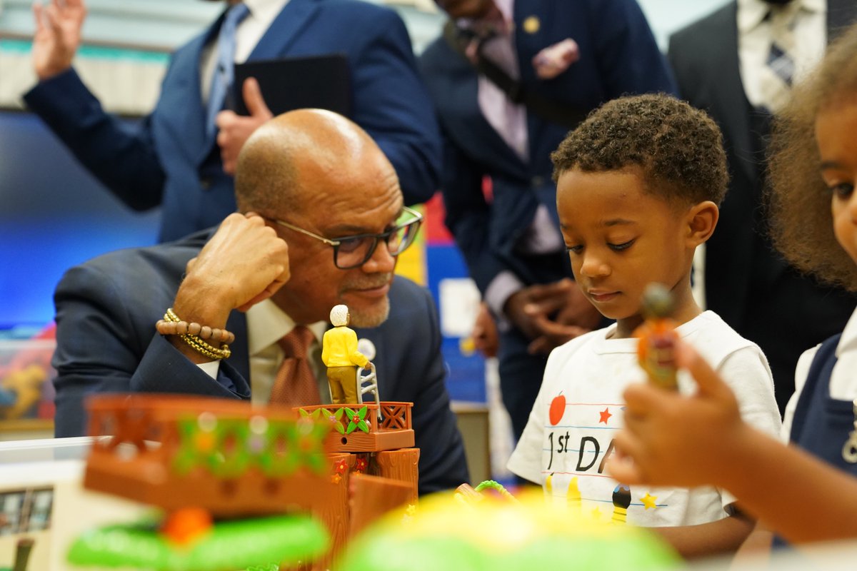 DOEChancellor's tweet image. The fun doesn’t stop on the #FirstDayofSchool!
Delighted to visit P.S. 028 in Washington Heights, where our early childhood program is making sure our youngest learners are set up for bright starts and bold futures.
#BacktoSchool