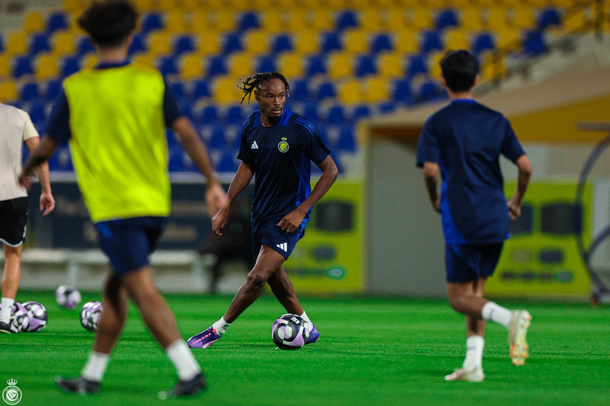 AlNassrFC's tweet photo. سيماكان في تدريبـه الأول مع ناديه #النصر 🤩 https://t.co/ZKfoRtvkq3