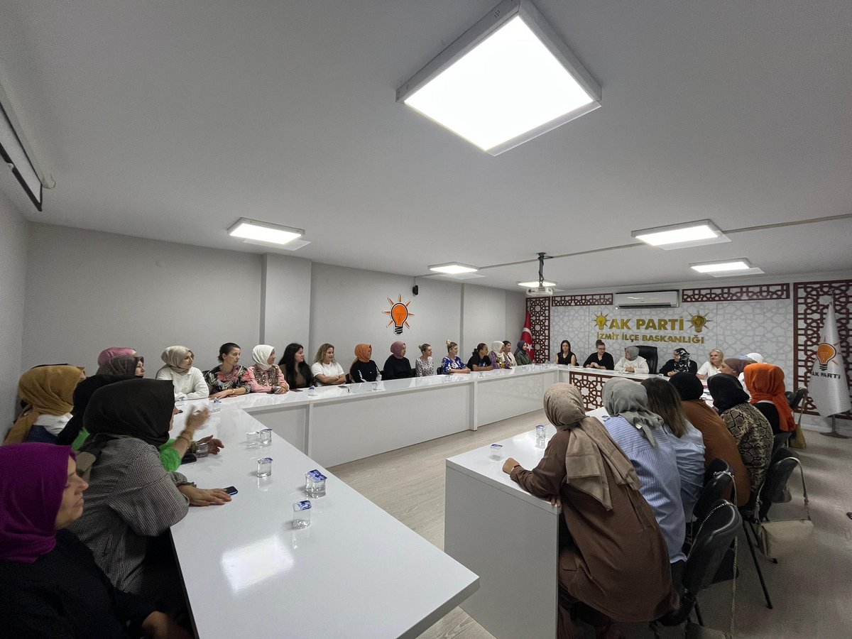 akkadinizmit41's tweet photo. Cumhurbaşkanımız, Genel Başkanımız Sn. @RTErdogan’ın ilimize teşrifleri öncesinde yönetim kurulu üyelerimiz ve mahalle başkanlarımızla, Başkan Vekilimiz Gülin Başak başkanlığında, istişare toplantımızı gerçekleştirdik.

İzmit Cumhurbaşkanını karşılamak için hazır ♥️
@aysekesir https://t.co/kHxiHnriWX