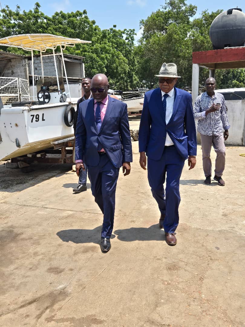 4 bateaux ont pris feu au quai minéralier, causant 3 blessés pris en charge au CMS de Katanga. Le Ministre de l'Économie Maritime, Richard Kangbeni, s'est rendu sur place avec le DG du Port et le Ministre Conseiller pour la Mer. Les experts enquêtent. #SécuritéMaritime #MEMPC