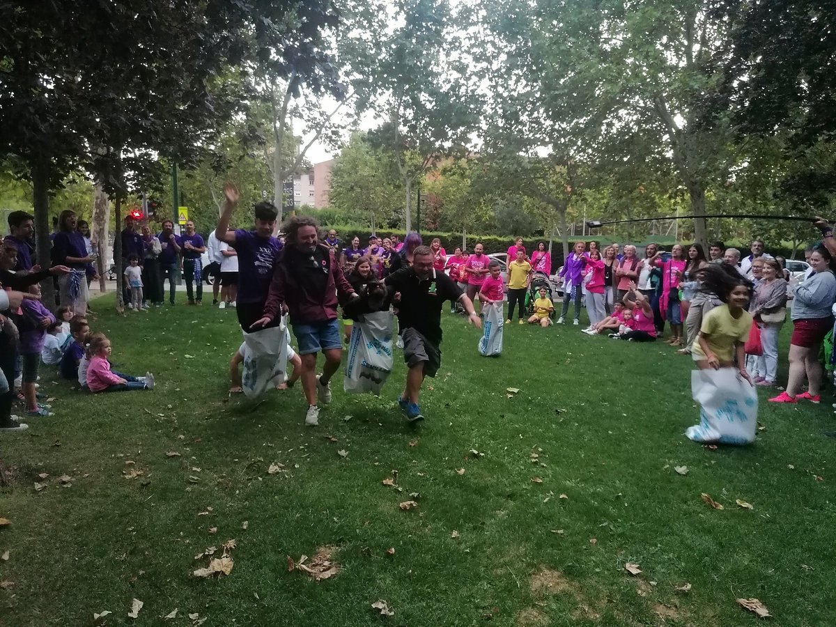 Disfrutando de los juegos populares de la Peña Velardes