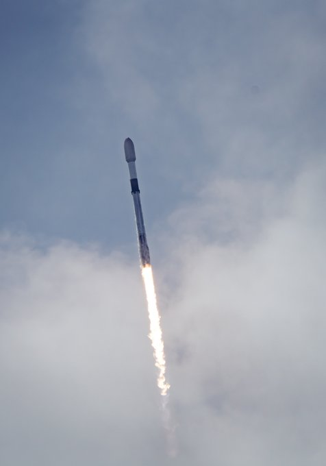 MarioNawfal's tweet image. Falcon 9 Launches 21 Starlink Satellites, 13 with Direct-to-Cell Capabilities

SpaceX’s Falcon 9 successfully delivered 21 Starlink satellites to low-Earth orbit from Florida, with 13 of them equipped with Direct-to-Cell capabilities, bringing advanced connectivity to remote and…