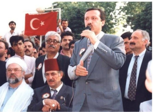 Safları sıkılaştırın bir zamanlar vergi rekortmeni olan kadının pjleri hiç durmuyor!!!  Deli dediğiniz Ustad Kadir Mısıroğlu Hukuk fakültesini bitirmiş , 64 kitap yazmış , 4 dil biliyordu. 😏😄
